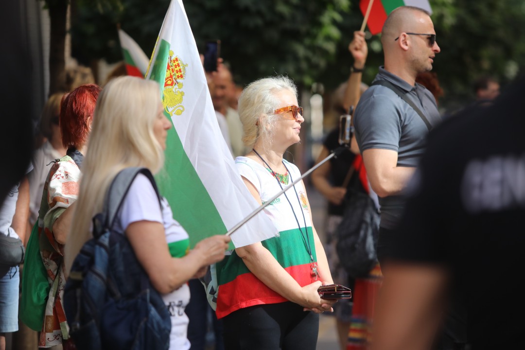 <p>Граждани се събраха в улиците в близост до сградата на Европейската комисия и Европейския парламент в столицата и протестират с искане за запазване на българския лев. Организатори на събитието са Гражданска инициатива &quot;Будители&quot;. В района има засилено полицейско присъствие, а движението е ограничено.</p>