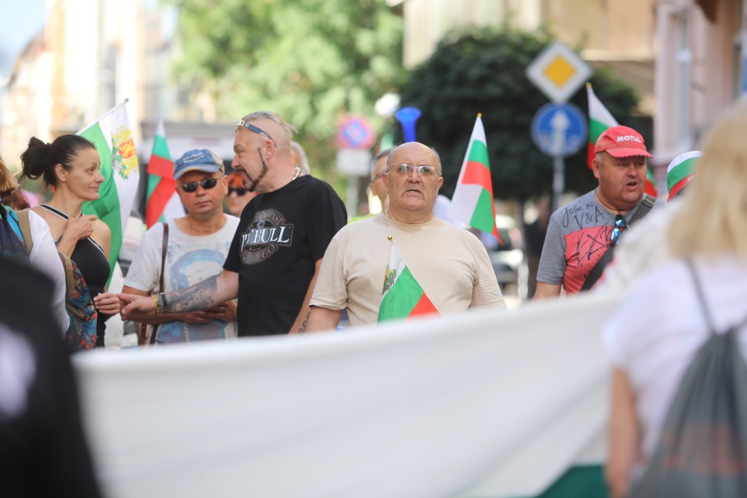 <p>Граждани се събраха в улиците в близост до сградата на Европейската комисия и Европейския парламент в столицата и протестират с искане за запазване на българския лев. Организатори на събитието са Гражданска инициатива &quot;Будители&quot;. В района има засилено полицейско присъствие, а движението е ограничено.</p>