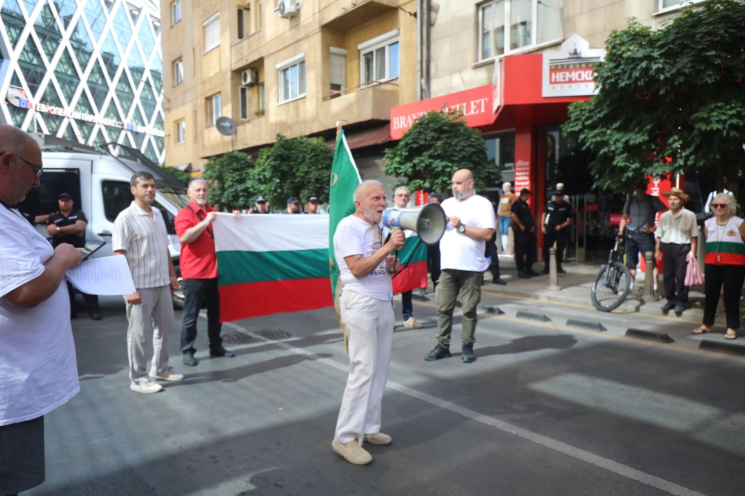 <p>Граждани се събраха в улиците в близост до сградата на Европейската комисия и Европейския парламент в столицата и протестират с искане за запазване на българския лев. Организатори на събитието са Гражданска инициатива &quot;Будители&quot;. В района има засилено полицейско присъствие, а движението е ограничено.</p>