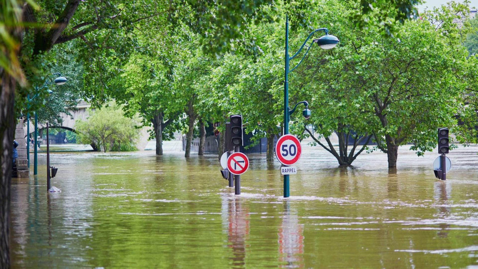 Френски полицай добави неочаквана нотка на хумор по време на