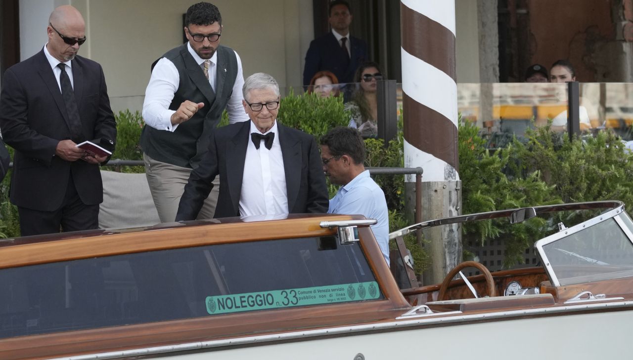 <p>Бил Гейста и неговата странна, огромна... папионка</p>