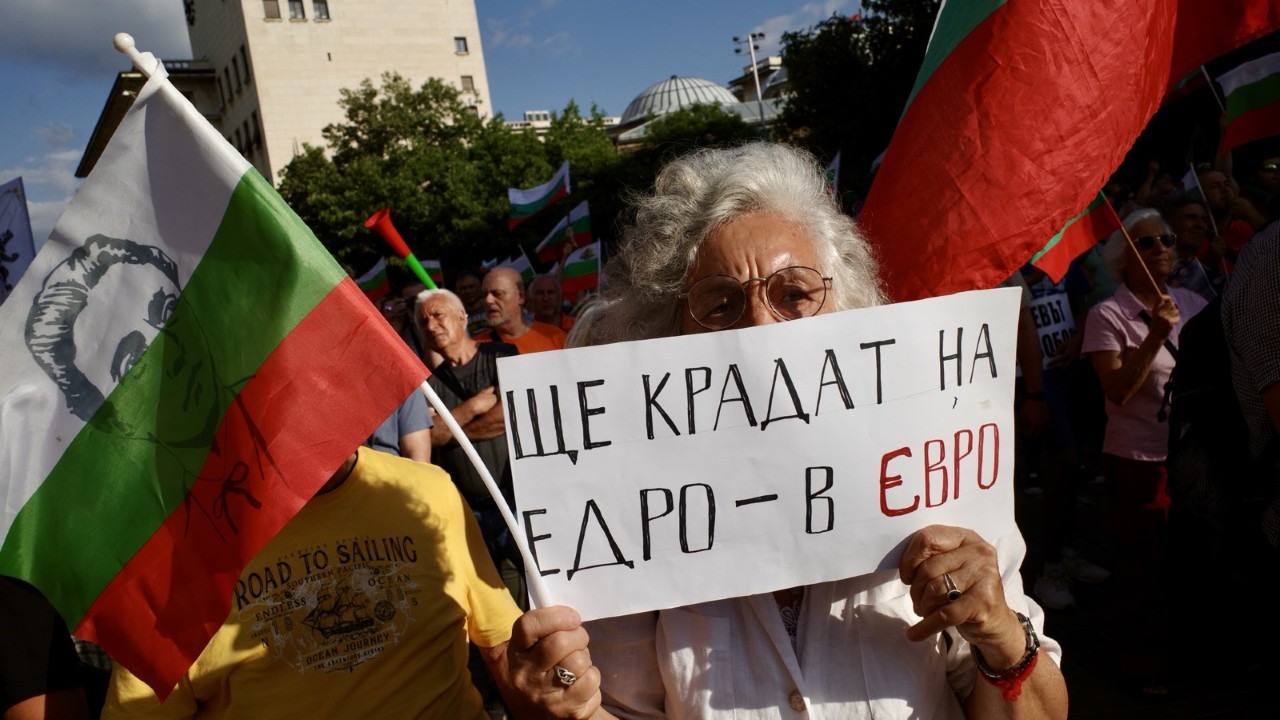<p>С викове &bdquo;оставка&ldquo; ,&bdquo;искаме си лева&ldquo; и &bdquo;не на еврото&ldquo; граждани се събраха на протест в центъра на София. Протестиращите се събраха в пространството между сградата на Народното събрание и Президентската институция.</p>