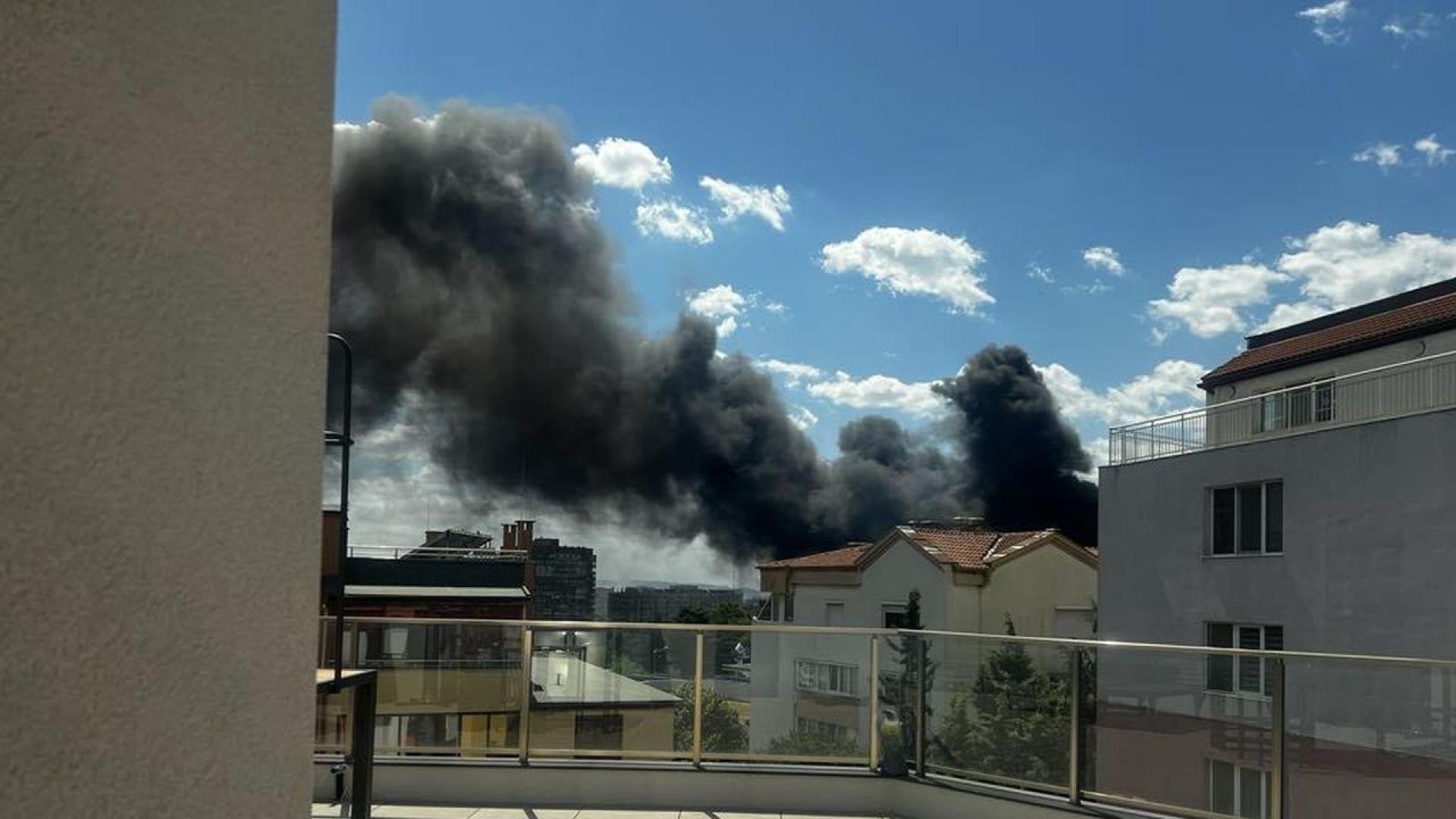 Голям пожар избухна днес следобед в района на строителна борса