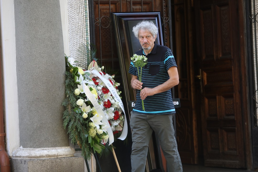 <p>Близки и приятели си взеха последно сбогом с художника Енчо Пиронков в столичния храм &quot;Св. Георги Победоносец&quot;.Той почина на 26 юни на 92-годишна възраст.</p>