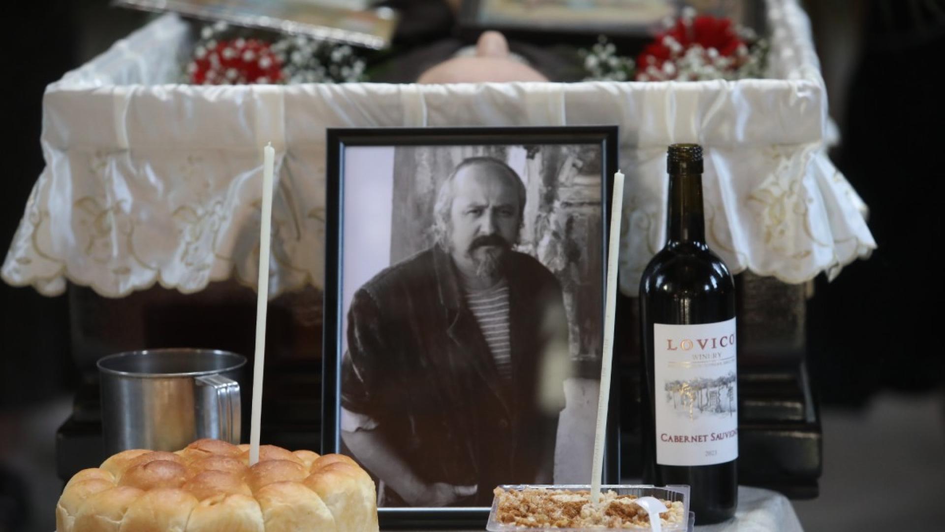 Десетки близки приятели и почитатели на художника Енчо Пиронков го изпратиха