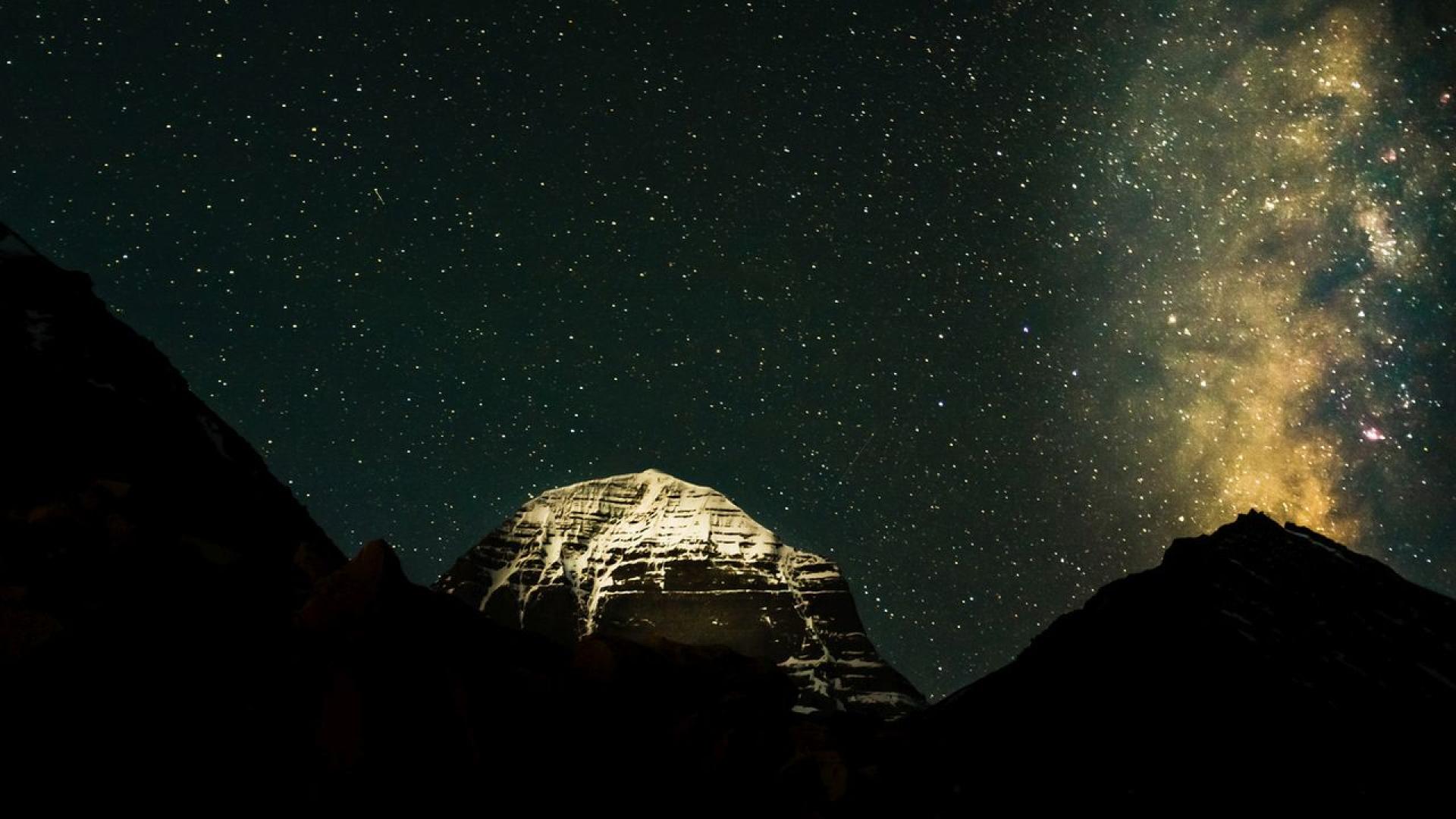 Връх Кайлаш извисяващ се величествено на 6638 метра в отдалечения