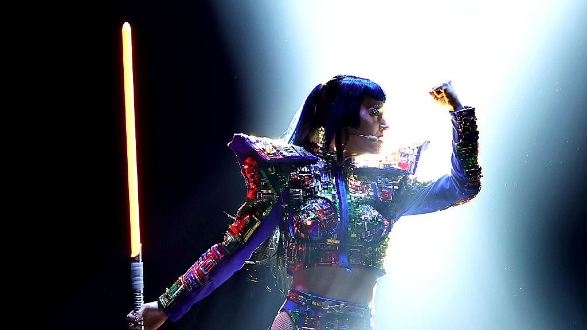 Кейти Пери едва не падна от гигантска метална сфера по