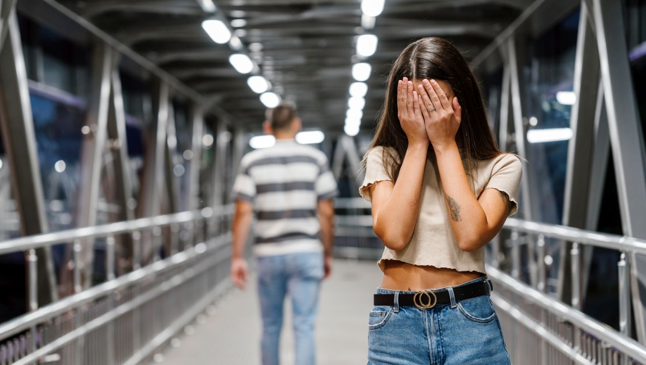 <p>Вероятно някога сте разговаряли надълго за мечти, планове или чувства, което е изграждало близост. Когато чувствата се променят, тези дълбоки теми постепенно изчезват. Остават само кратки фрази за работата, ежедневието или новините. Всеки разговор за емоции или за връзката бива бързо избягван. С времето хора, които някога са били много близки, започват да си взаимодействат като познати &ndash; сигнал, че той вече е спрял да обича.</p>