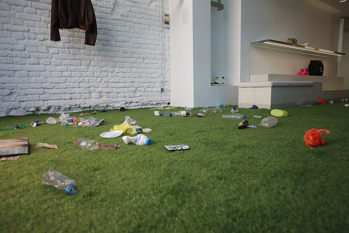 <p>Арт инсталацията е експонирана на пода на самия бутик. "Гранични цветя" ще цъфтят и могат да бъдат видени там до 14 юли.</p>