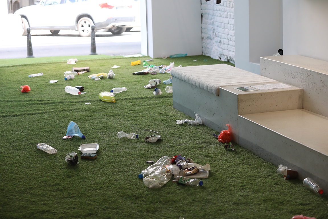 <p>&bdquo;Творчеството на Андерсън е дълбоко свързано с идеята за устойчива мода &ndash; чрез експерименти на всяко ниво от процеса и използване на рециклирани или upcycled материали.</p>