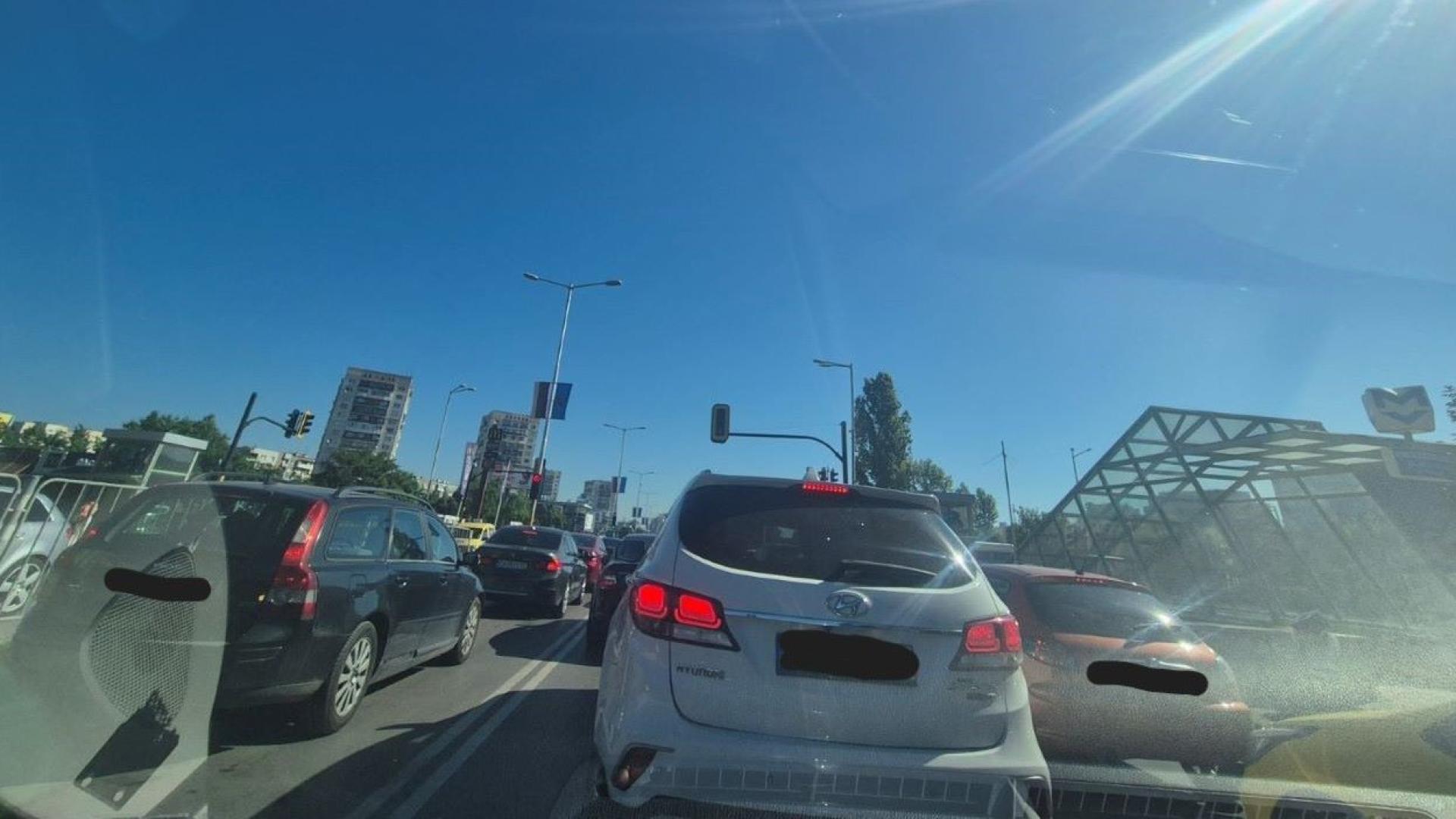 Огромно задръстване по столичния булевард Александър Малинов Това съобщиха читатели на