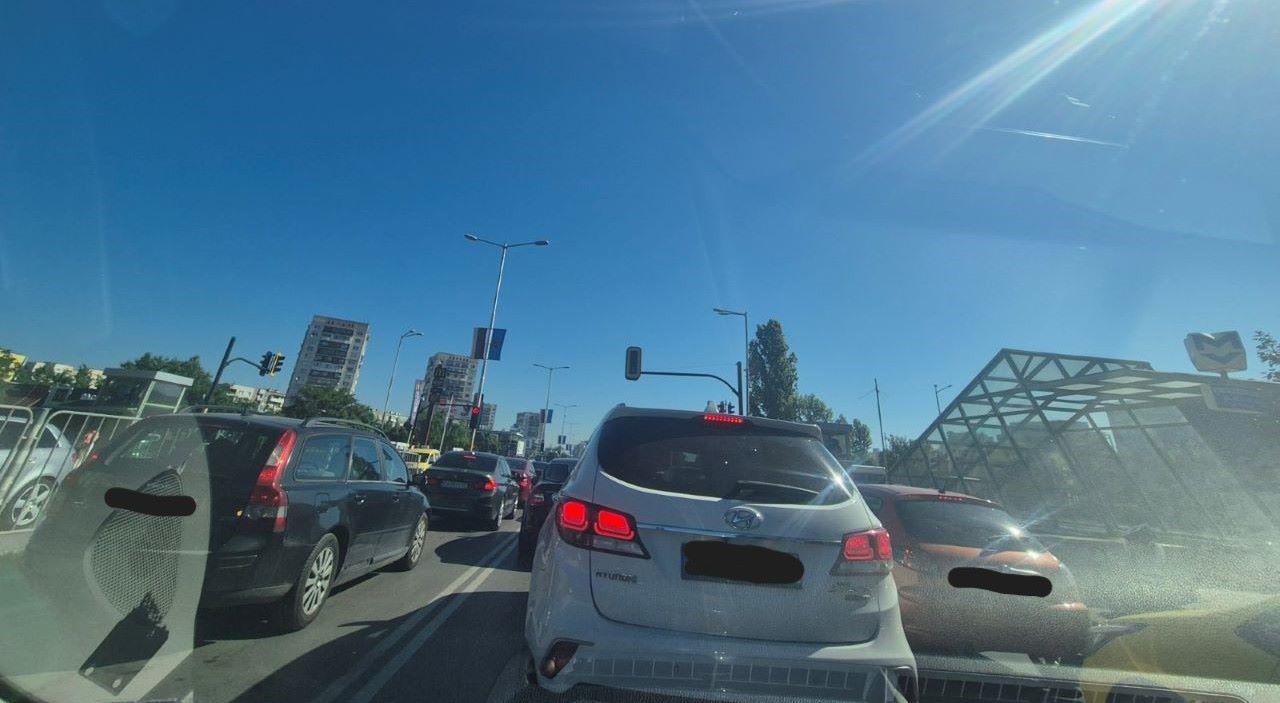 Внимание, шофьори! Задръстване по бул. "Александър Малинов"