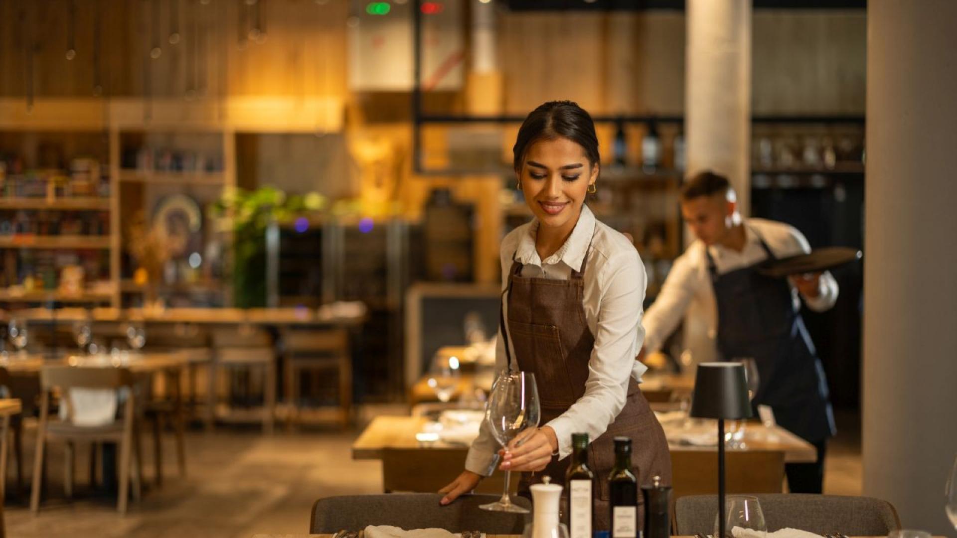 Извинете Сервитьорите навсякъде са съгласни че този често срещан навик за