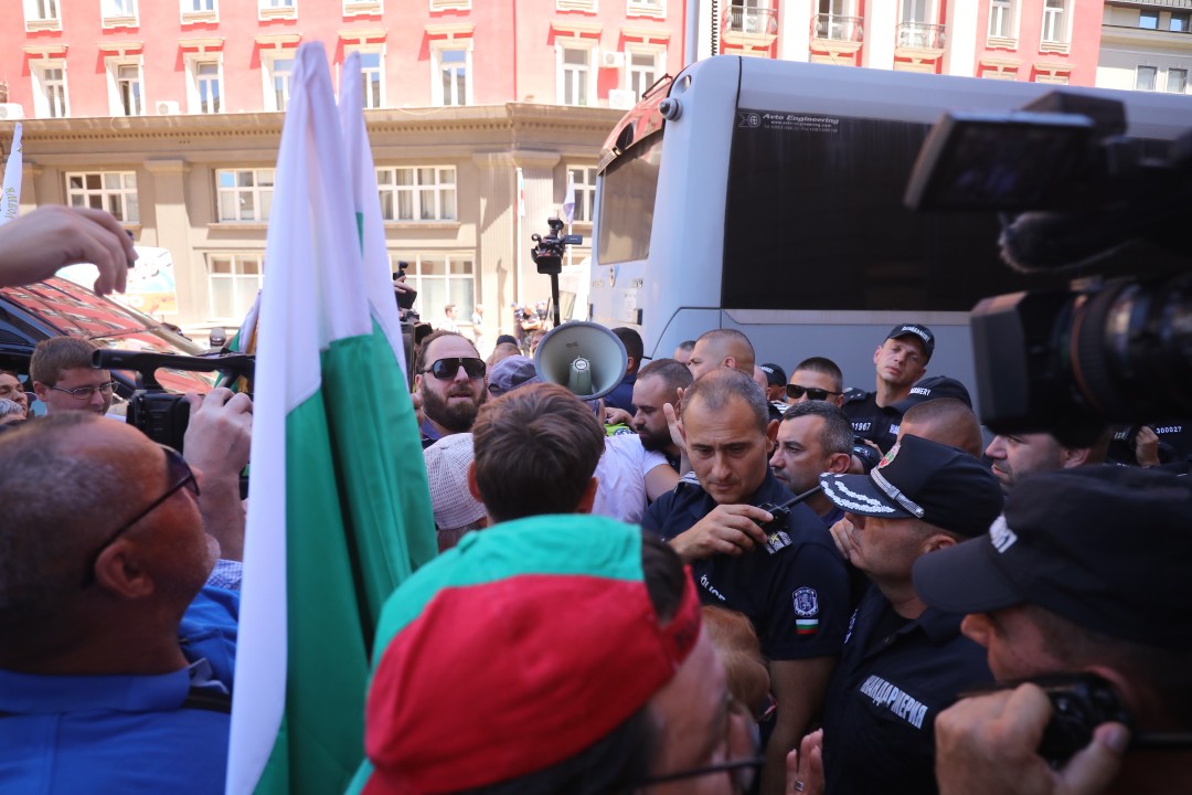 <p>Привърженици на партия &quot;Възраждане&quot; протестират пред Народното събрание. С плакати с надписи &quot;Оставка&quot;, &quot;Запазваме лева! Печелим битката!&quot;, &quot;Бъдещето е на суверенните държави!&quot;, &quot;Запазваме българския лев!, те се събраха пред сградата на парламента.</p>