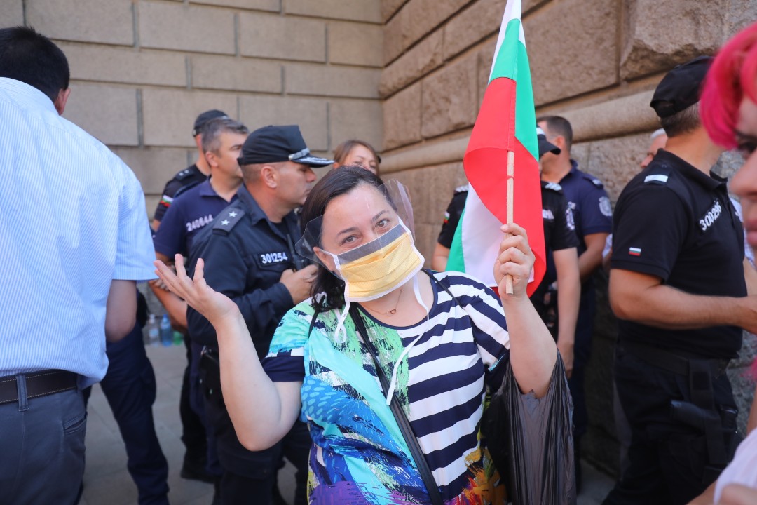 <p>Привърженици на партия &quot;Възраждане&quot; протестират пред Народното събрание. С плакати с надписи &quot;Оставка&quot;, &quot;Запазваме лева! Печелим битката!&quot;, &quot;Бъдещето е на суверенните държави!&quot;, &quot;Запазваме българския лев!, те се събраха пред сградата на парламента.</p>