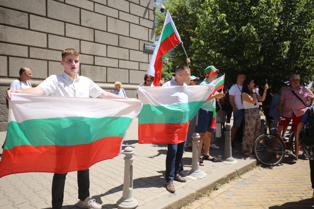 <p>Привърженици на партия &quot;Възраждане&quot; протестират пред Народното събрание. С плакати с надписи &quot;Оставка&quot;, &quot;Запазваме лева! Печелим битката!&quot;, &quot;Бъдещето е на суверенните държави!&quot;, &quot;Запазваме българския лев!, те се събраха пред сградата на парламента.</p>