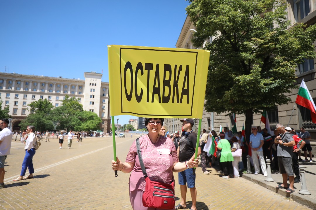 <p>Привърженици на партия &quot;Възраждане&quot; протестират пред Народното събрание. С плакати с надписи &quot;Оставка&quot;, &quot;Запазваме лева! Печелим битката!&quot;, &quot;Бъдещето е на суверенните държави!&quot;, &quot;Запазваме българския лев!, те се събраха пред сградата на парламента.</p>