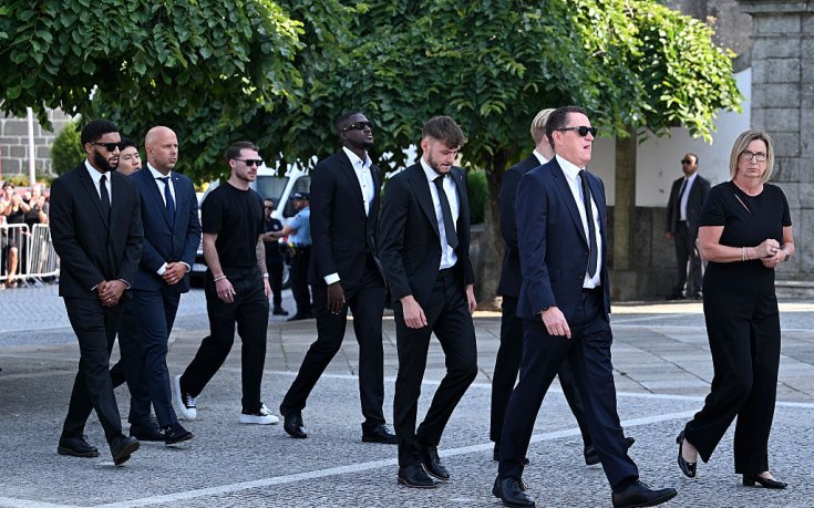 Ливърпул на погребението на Диого Жота