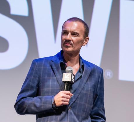 Австралийският актьор Джулиан Макмеън познат с ролите си във филмите