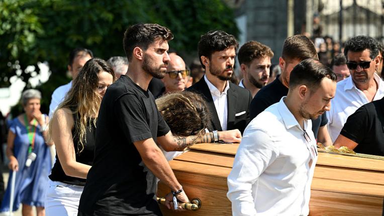 Португалия в сълзи: Съпругата на Диого Жота го изпрати в бяло