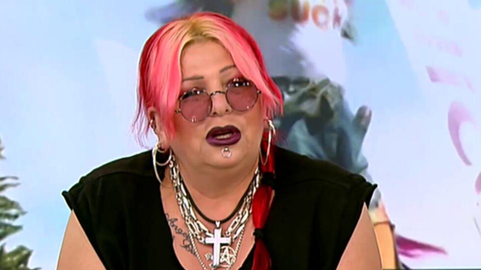 От морския бряг, с лятно настроение и широка усмивка, роклегендата