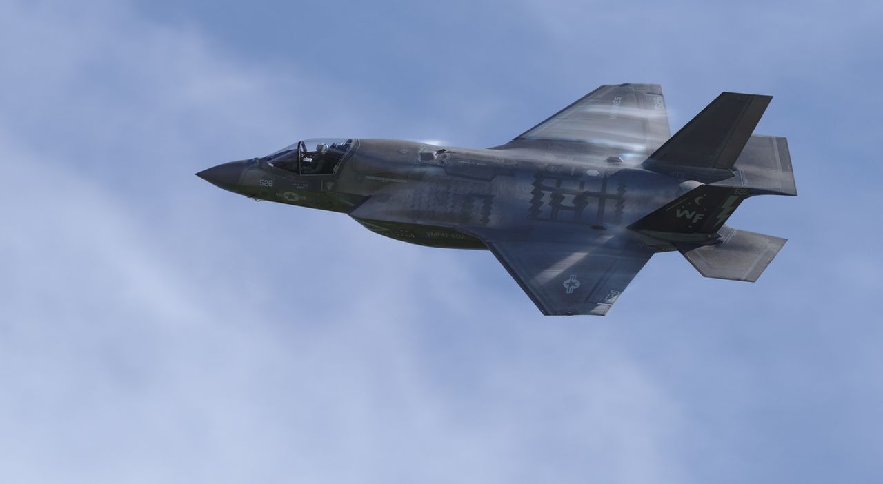 J-35A: Китайският съперник на американския изтребител F-35 е заснет във въздуха