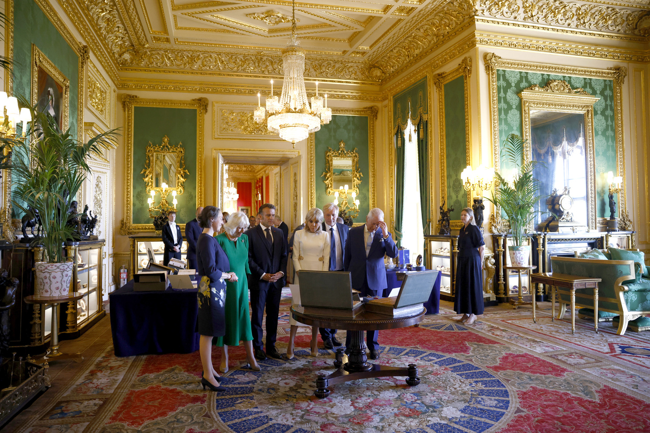 <p>Великобритания посреща Макрон с помпозност и церемонии.</p>