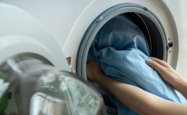 Германче се заклещи в пералня, пожарникари го освободиха