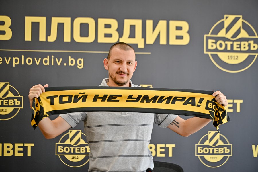 Пресконференция на Тодор Неделев след завръщането му в Ботев Пловдив1