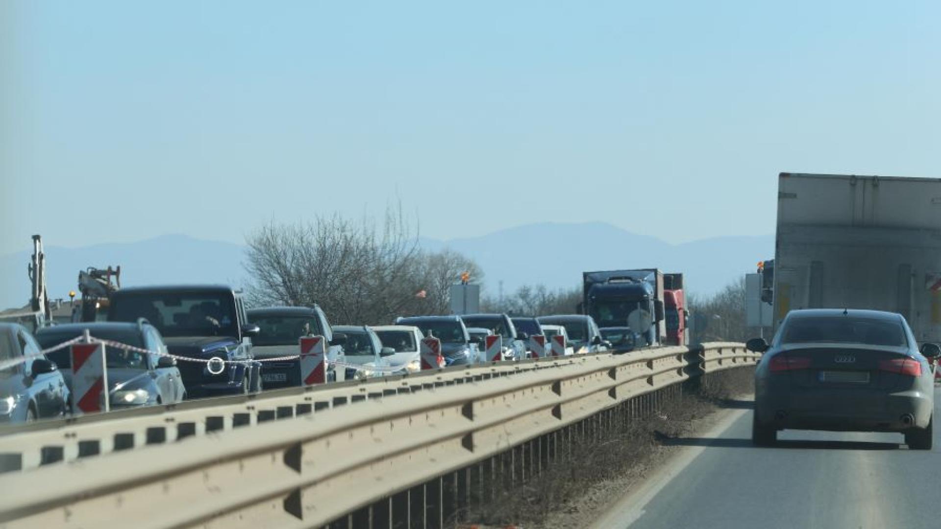 Трафикът на ГКПП Калотина на границата със Сърбия е интензивен