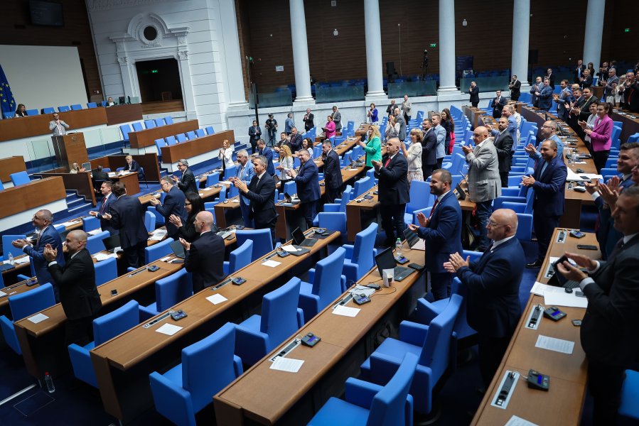 Световните шампионки по волейбол занесоха Купата в парламента1