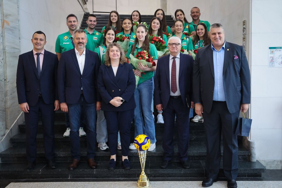 Световните шампионки по волейбол занесоха Купата в парламента1