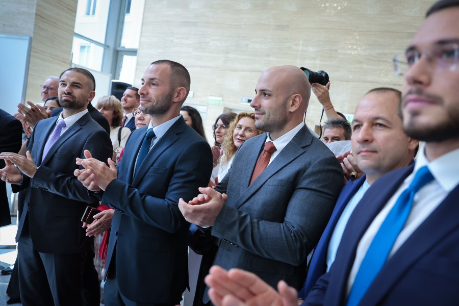 Световните шампионки по волейбол занесоха Купата в парламента1