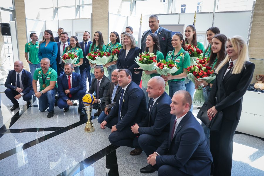 Световните шампионки по волейбол занесоха Купата в парламента1