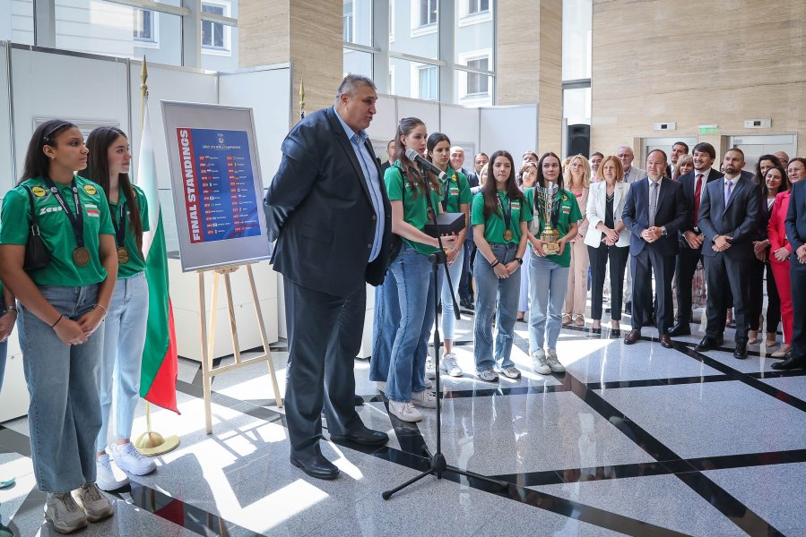 Световните шампионки по волейбол занесоха Купата в парламента1