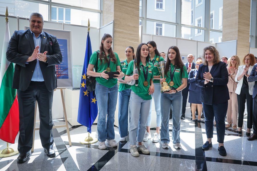 Световните шампионки по волейбол занесоха Купата в парламента1