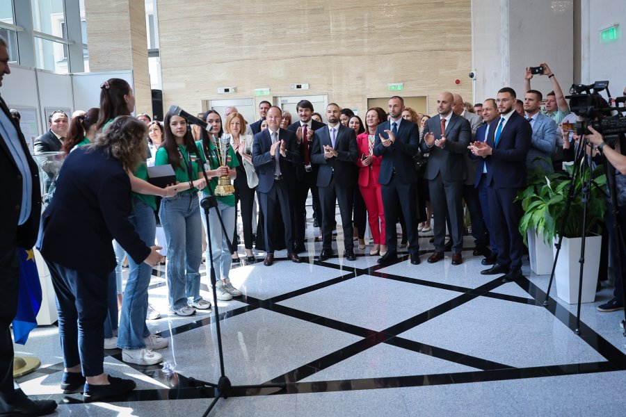 Световните шампионки по волейбол занесоха Купата в парламента1