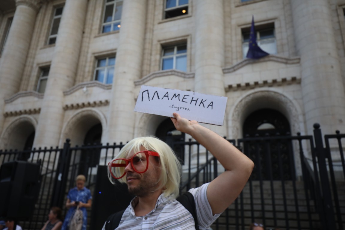 <p>Множество граждани се събраха на протест пред Съдебната палата в София с искане за независимо правосъдие.</p>