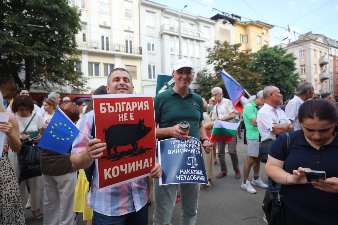 <p>Множество граждани се събраха на протест пред Съдебната палата в София с искане за независимо правосъдие.</p>