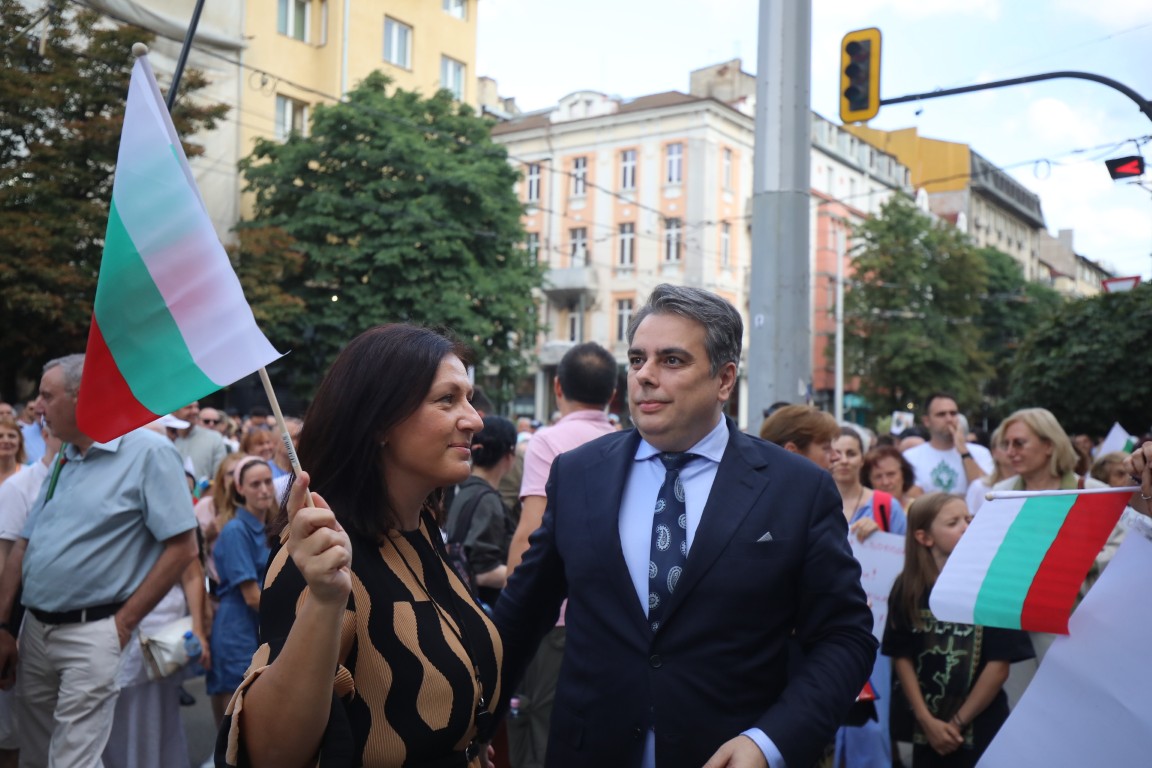 <p>Множество граждани се събраха на протест пред Съдебната палата в София с искане за независимо правосъдие.</p>