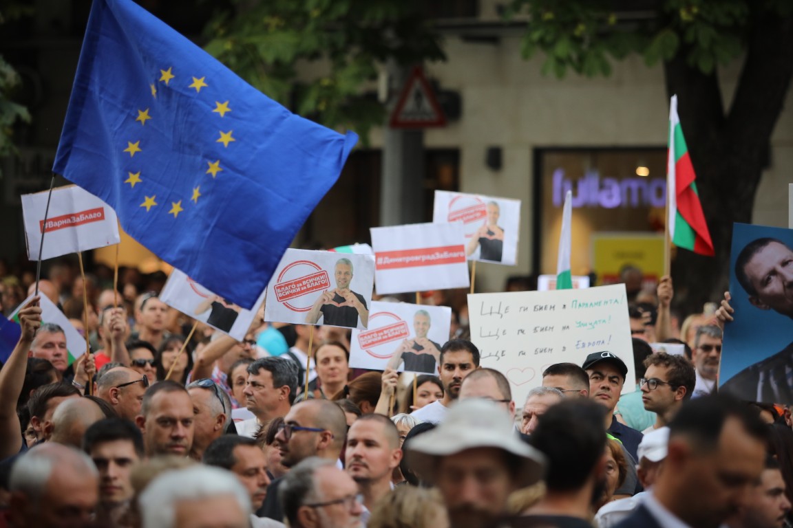 <p>Множество граждани се събраха на протест пред Съдебната палата в София с искане за независимо правосъдие.</p>