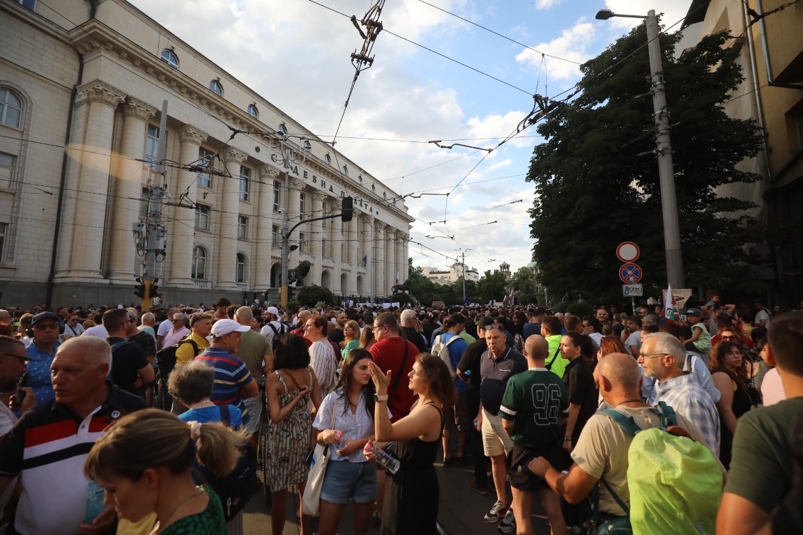 <p>Множество граждани се събраха на протест пред Съдебната палата в София с искане за независимо правосъдие.</p>
