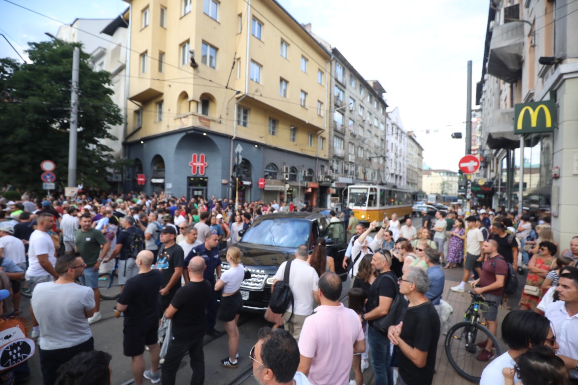 <p>Множество граждани се събраха на протест пред Съдебната палата в София с искане за независимо правосъдие.</p>