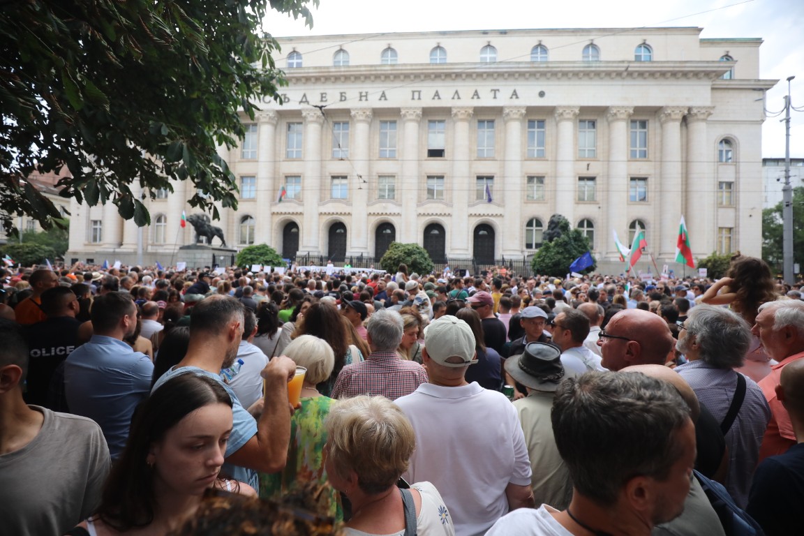 <p>Множество граждани се събраха на протест пред Съдебната палата в София с искане за независимо правосъдие.</p>