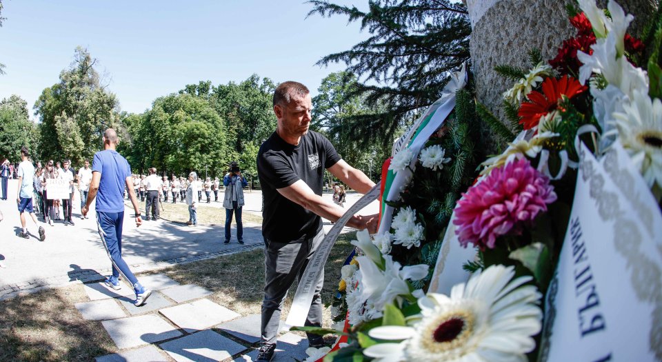 Левски почете Апостола1