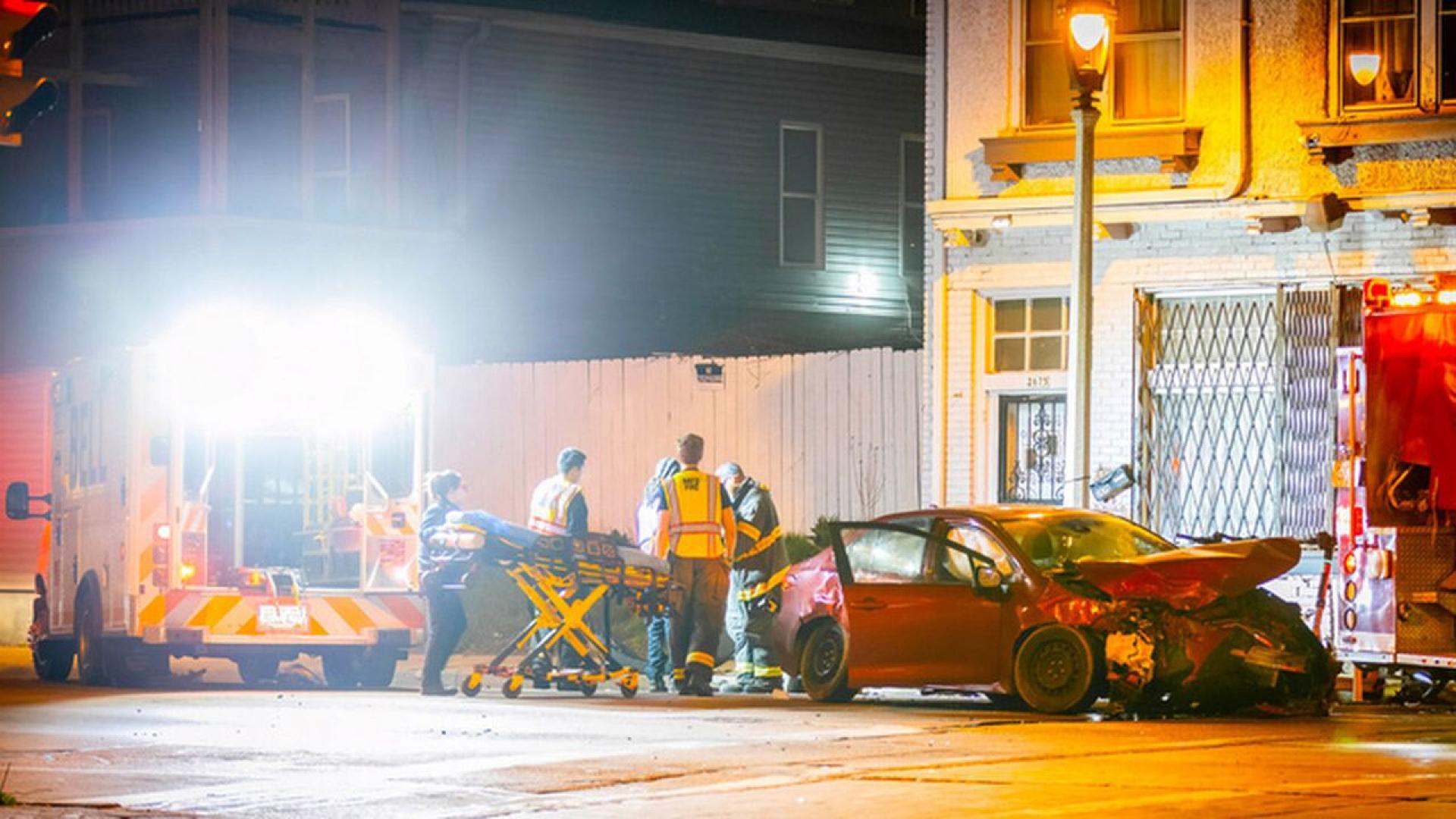 Над 20 души са ранени при врязване на автомобил в