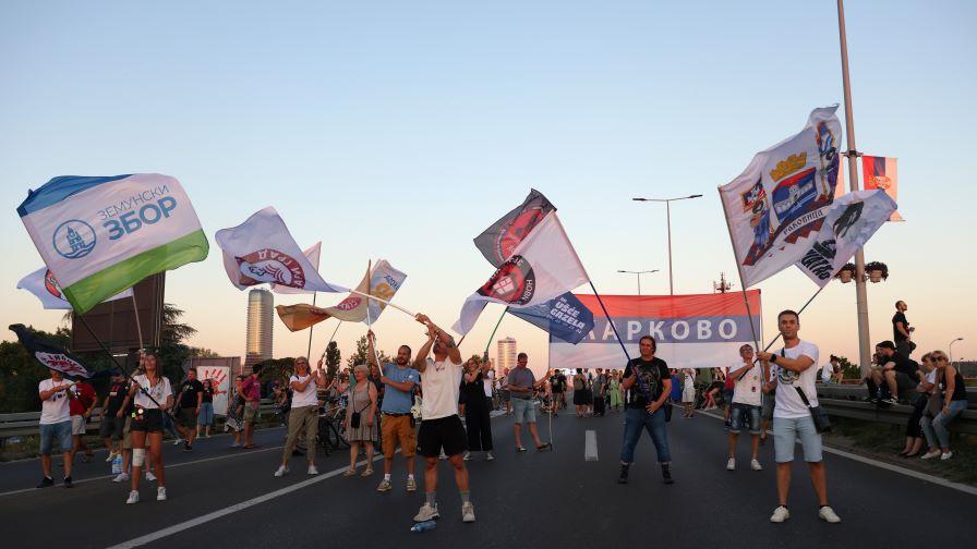 Протестиращи блокираха моста "Газела" в Белград, жена припадна