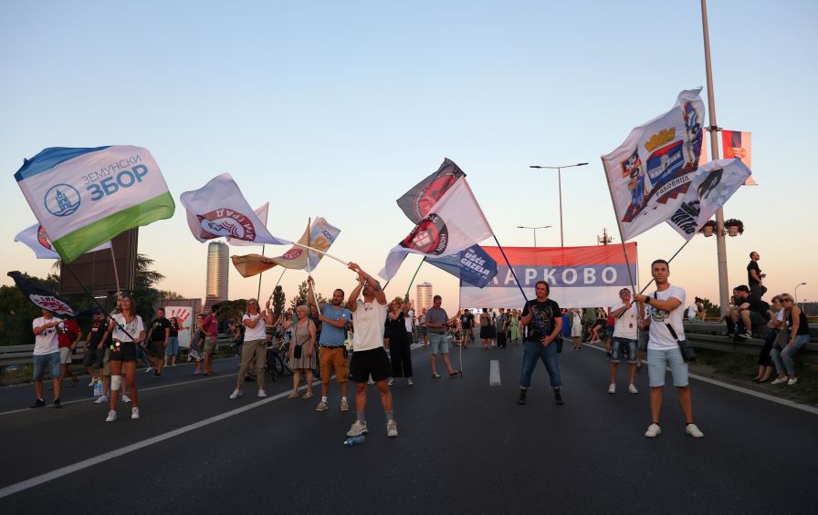 Протестиращи блокираха моста "Газела" в Белград, жена припадна