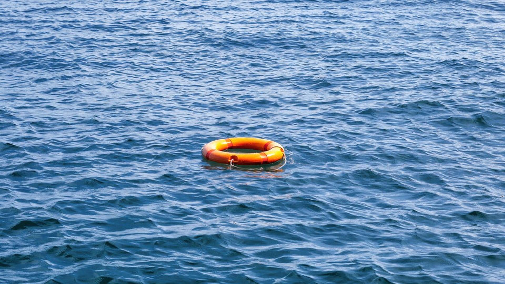 Спасиха двама българи от потъваща яхта на Пелопонес съобщи Морска