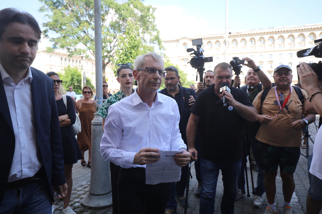 <p>Граждани се събраха пред сградата на Комисията за противодействие на корупцията на протест с искане за оставката на Антон Славчев, изпълняващ функциите председател на комисията и цялостно закриване на органа.</p>